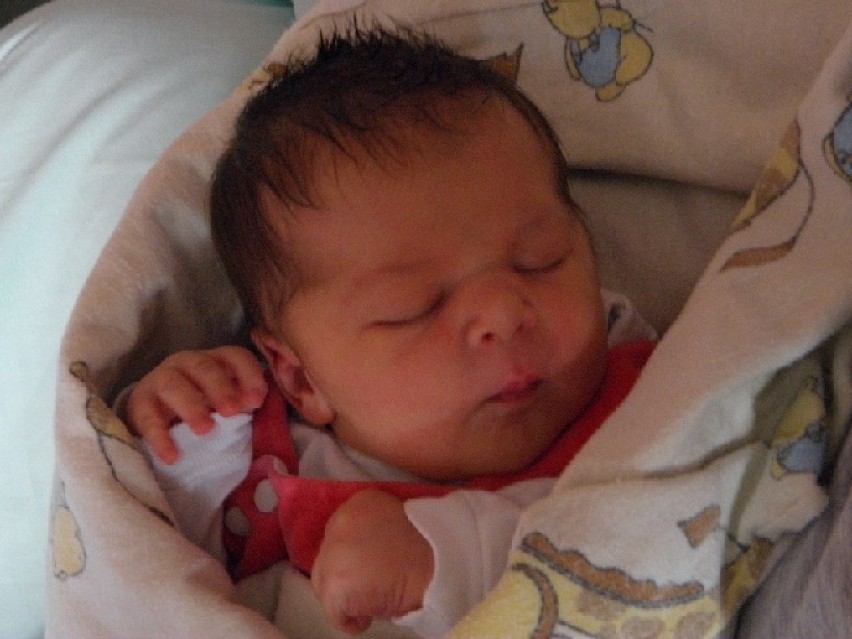 Amelia Falasa, córka Izabeli i Adama, urodziła się 23 lutego...