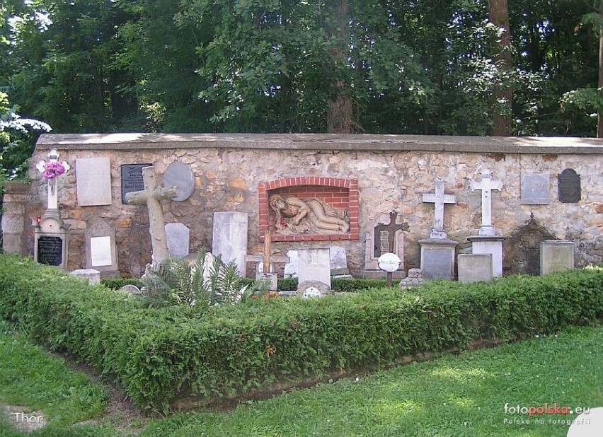 Lipiec 2016. Fragment cmentarza przy kościele w Szalejowie...