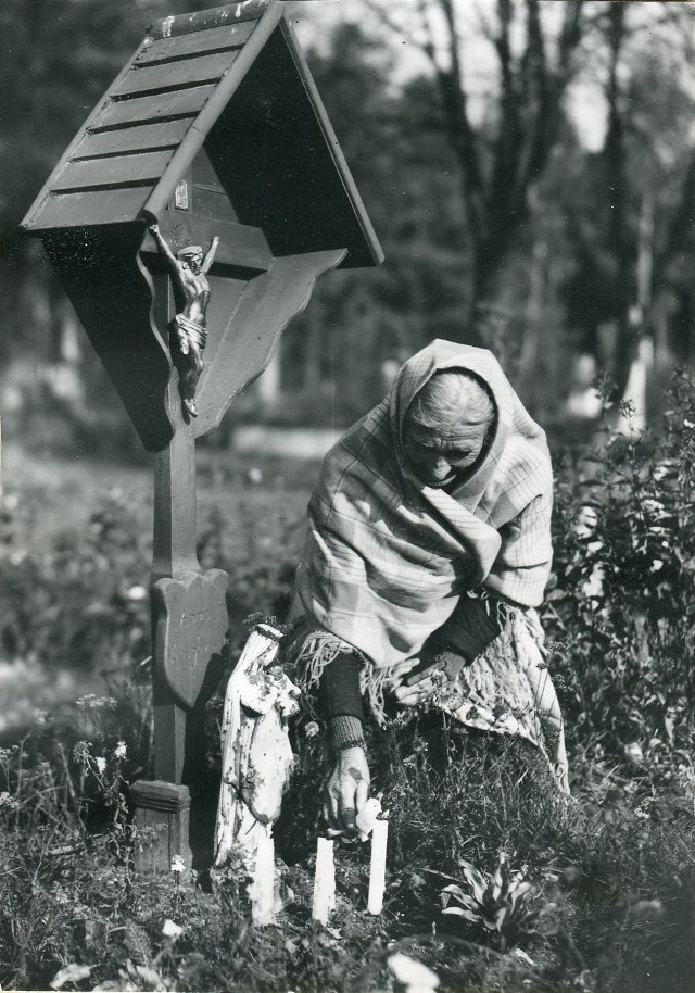 Kobieta nad grobem w dniu Wszystkich Świętych, lata 30. XX., Zawadzkie, Śląsk, ze zbiorów Działu Etnografii Muzeum Górnośląskiego w Bytomiu