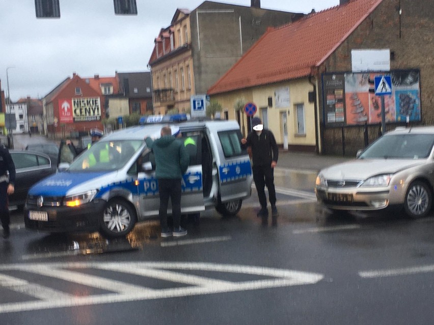 Pleszew. Kolizja z udziałem policyjnego radiowozu na skrzyżowaniu ulic Marszewskiej i Hallera