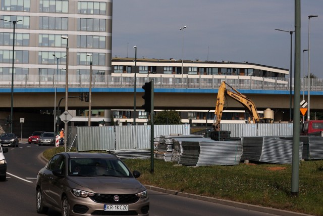 Trwa budowa 4,5-kilometrowej linii tramwajowej do Mistrzejowic w Krakowie. Zgodnie z planem ma zostać oddana do użytku w 2025 roku. Ostatnie tygodnie upłynęły na intensywnym przygotowywaniu terenu, przebudowie infrastruktury podziemnej oraz tworzeniu miejsca pod budowę przyszłego torowiska.