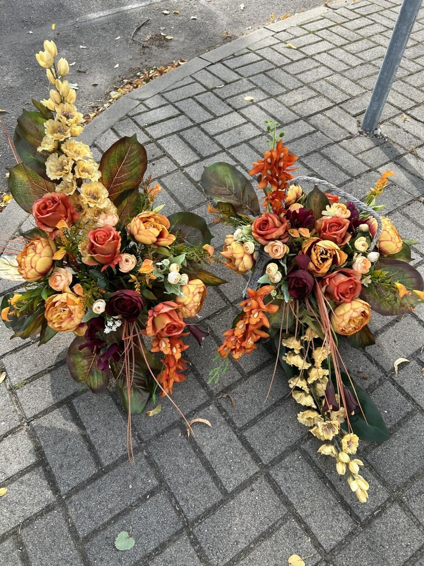 Kompozycje kwiatowe na Wszystkich Świętych dostępne w Kwiaciarni Kostrzewa w Osjakowie 