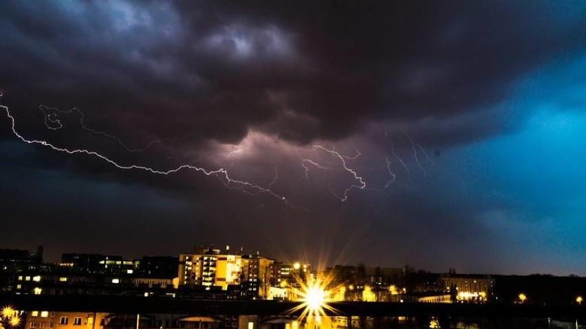 Burza z gradem w Poznaniu i Wielkopolsce. Ostrzeżenie na 2...