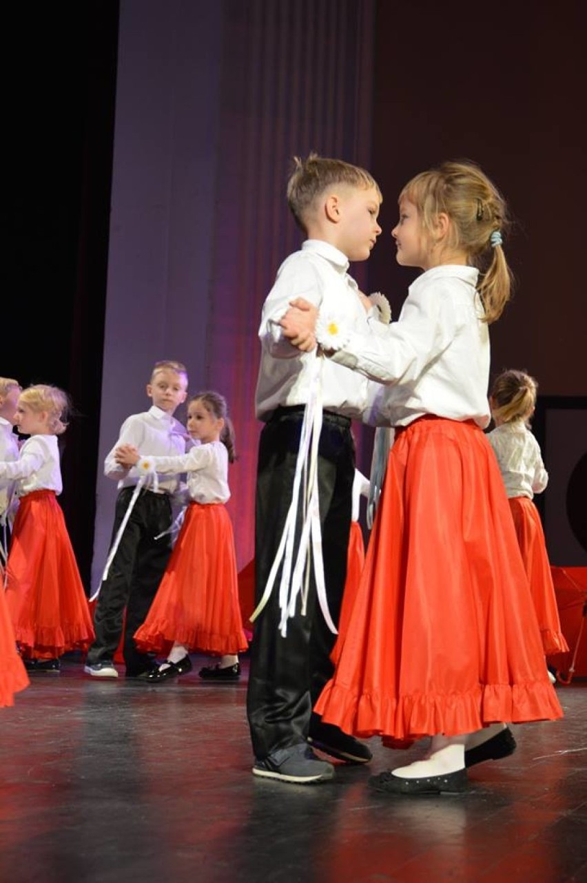 Polonez na 100-lecie Niepodległości. Dzieci pięknie zatańczyły [ZDJĘCIA]