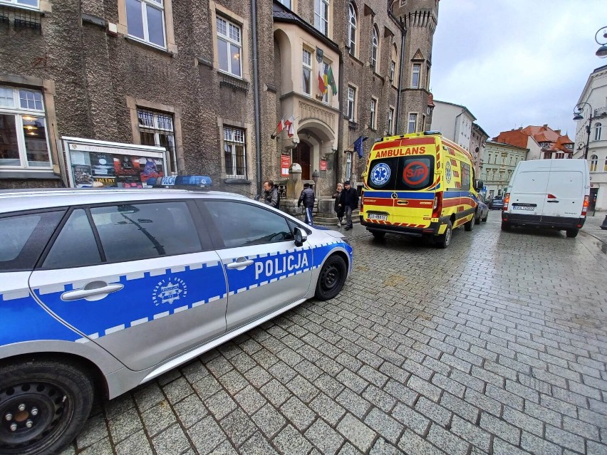 Interwencja policji i straży miejskiej po Ratuszem w...