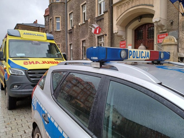Interwencja policji i straży miejskiej po Ratuszem w Wałbrzychu i zaostrzenie procedur bezpieczeństwa