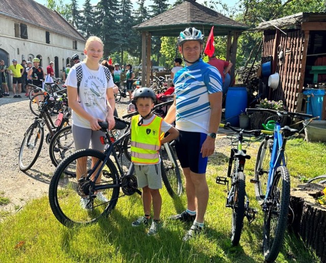 Piękna letnia pogoda towarzyszyła uczestnikom rajdu rowerowego wiodącego z Wilkowic do Rydzyny i z powrotem.