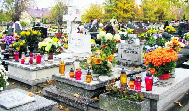 Na cmentarzu parafialnym przy bazylice św. Wojciecha  w Mikołowie jest zaskakująco dużo grobów ludzi, którzy zmienili bieg historii.