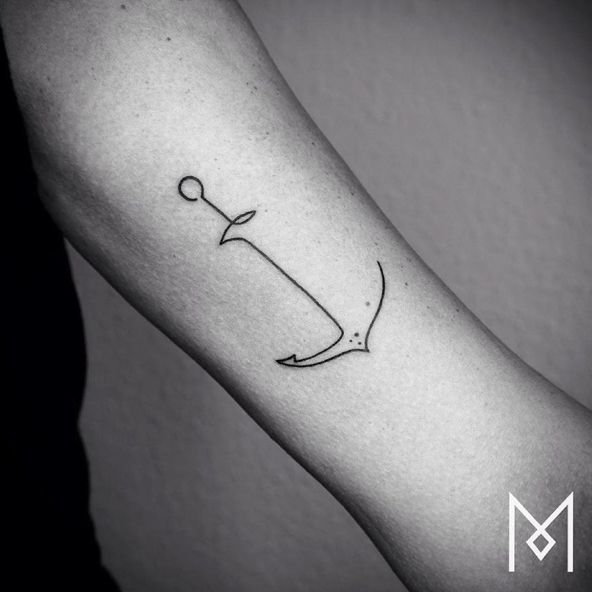 Potęga minimalizmu w tatuażu. Skomplikowane wzory narysowane...