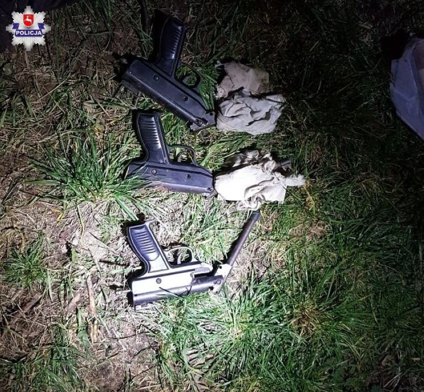 Nielegalna broń ukryta w gołębniku w gminie Bełżyce. W arsenale znajdowały się m.in.: granaty i rewolwer