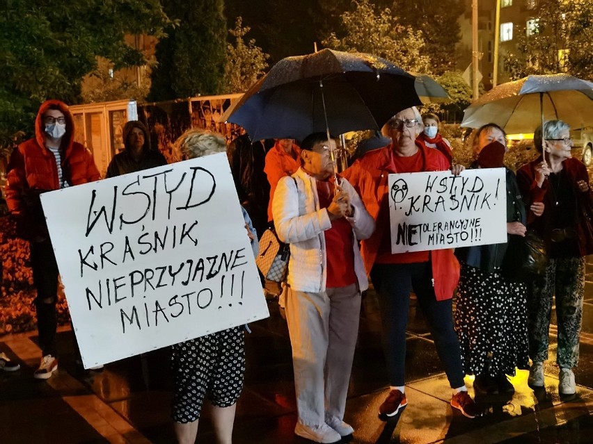 Protest w Kraśniku.  "Wstyd. Kraśnik nieprzyjazne miasto!". Mieszkańcy protestowali przeciwko decyzji radnych o uchwale anty-LGBT