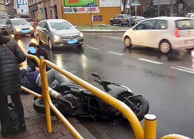 W Andrychowie, na ulicy Krakowskiej, w ciągu DK 52, samochód osobowy potrącił motocyklistę