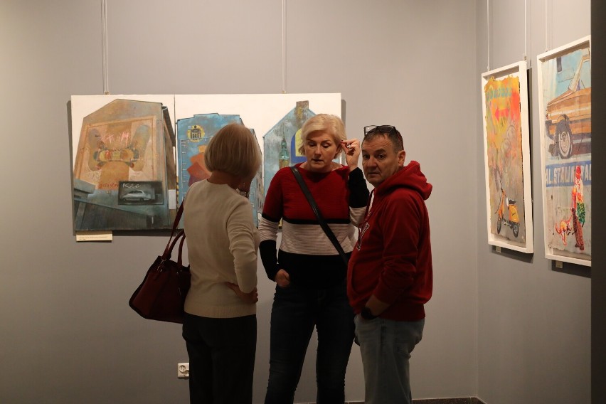 Widzowie na wernisażu wystawy w Szczecinku