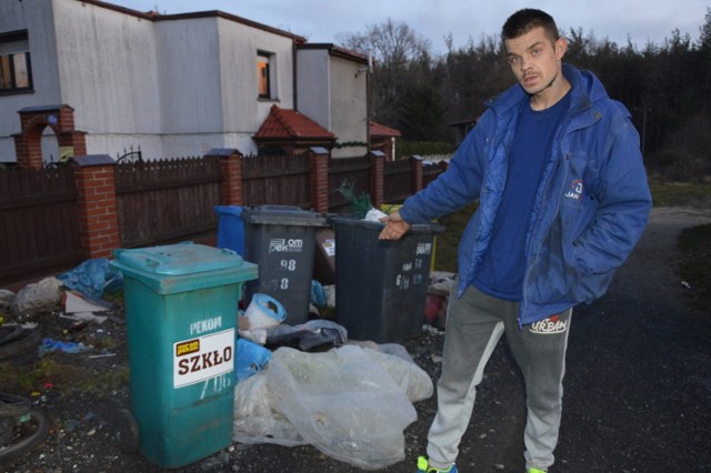 Piotr Blachowski skarży się,że pracownicy Pekomu nie odebrali sterty śmieci z jego podwórka.