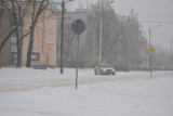 Zaśnieżone Skierniewice. Dzisiaj polecamy narty zamiast samochodu 