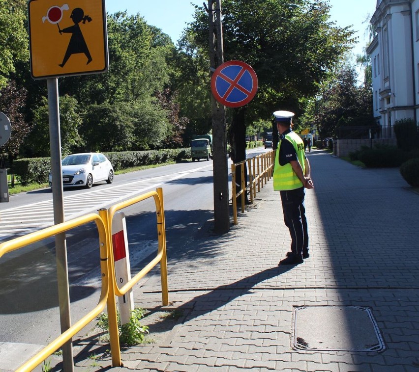 Bezpieczna droga do szkoły z wieluńską policją ZDJĘCIA