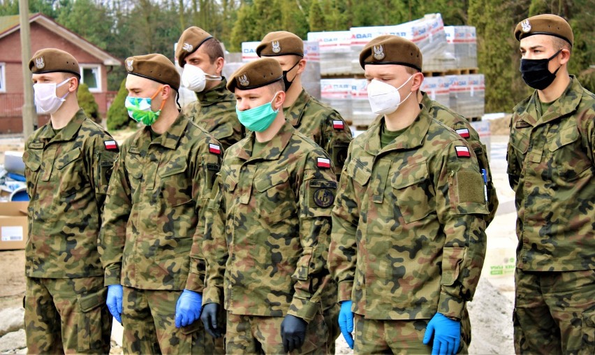 Koronawirus w DPS-ie w Drzewicy. Wojsko pomaga w dezynfekcji ośrodka [zdjęcia]