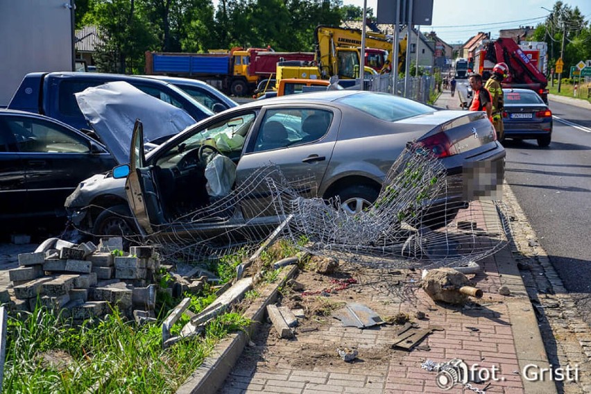 Wypadek w Skorogoszczy. Peugeot dachował, po czym zaczął się...