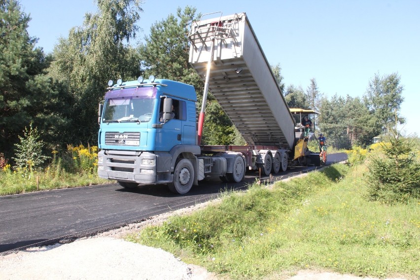 Modernizacja ul. Ludowej w Brzezinach. Na nieutwardzonej drodze pojawi się asfaltowa nawierzchnia