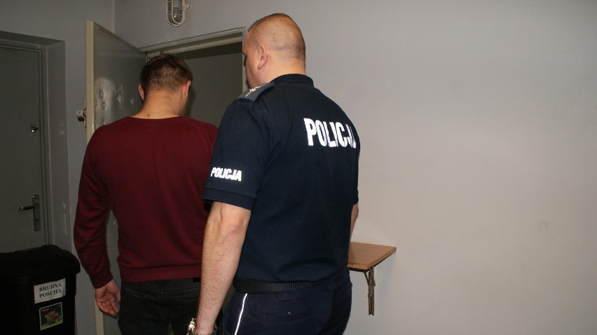 Radomsko: Zatrzymani z narkotykami i podrobioną policyjną...