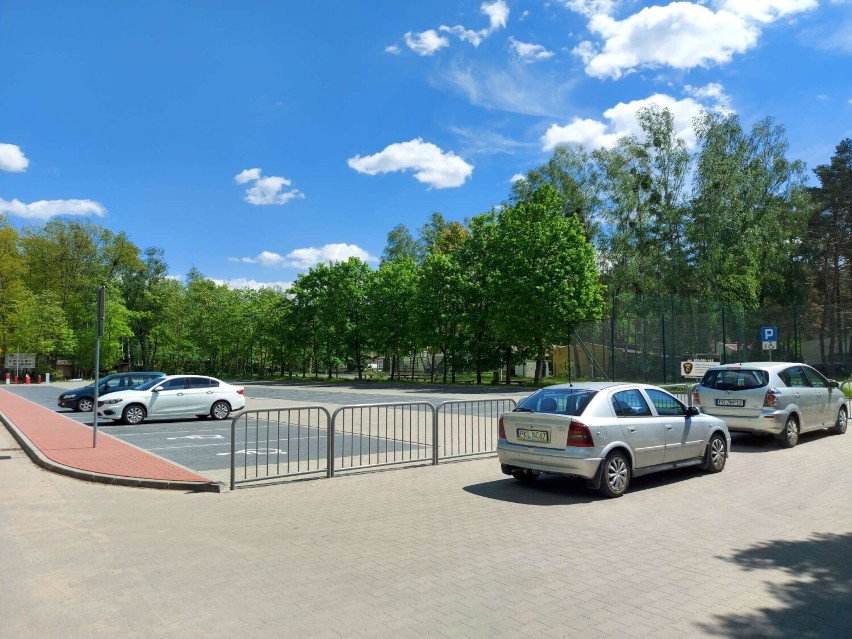 Parkingi na terenie ośrodka wypoczynkowego w Mierzynie od...