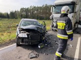 Zderzenie trzech pojazdów w miejscowości Bukowiec. Dwie osoby zostały przewiezione do szpitala