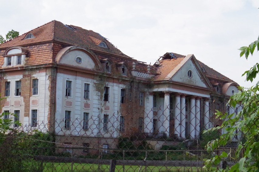 Zawalił się dach pałacu Neuhof w Legnicy przy ul. Nowodworskiej