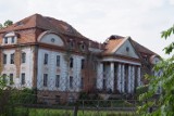 Zawalił się dach pałacu Neuhof w Legnicy przy ul. Nowodworskiej [ZDJĘCIA]