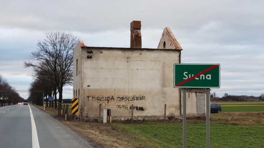 Budynek celowo został wybudowany przy samej krawędzi drogi -...