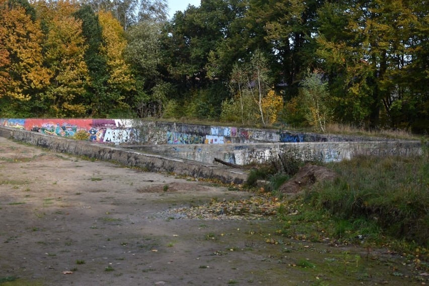 To było kultowe miejsce w Wejherowie. Chodzi o ruiny basenu przy ul. Kalwaryjskiej [ZDJĘCIA]      