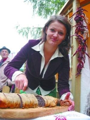 Iwona Woźniak z Koła Gospodyń Wiejskich w Jurkowie częstowałą gości własnoręcznie zrobioną pitą.
   FOT. BERNARD &amp;pound;&amp;Ecirc;TOWSKI