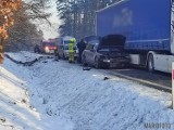 Zderzenie trzech samochodów na drodze krajowej nr 46 w Dąbrowie w powiecie opolskim. Pojazdami podróżowało w sumie sześć osób