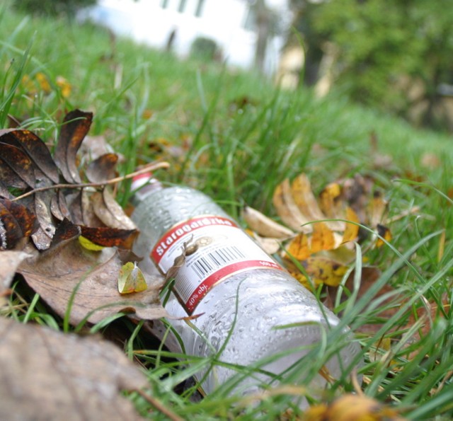 Puste butelki po wódce znaleźliśmy 20 metrów od przedszkola, tuż przed jego wejściem. Dyrektorka twierdzi, że pijaczki są prawdziwym utrapieniem.