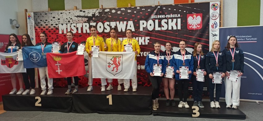 Medalistki Mistrzostw Polski Karate ze Stegny. Dziewczyny zdobyły brązowe medale