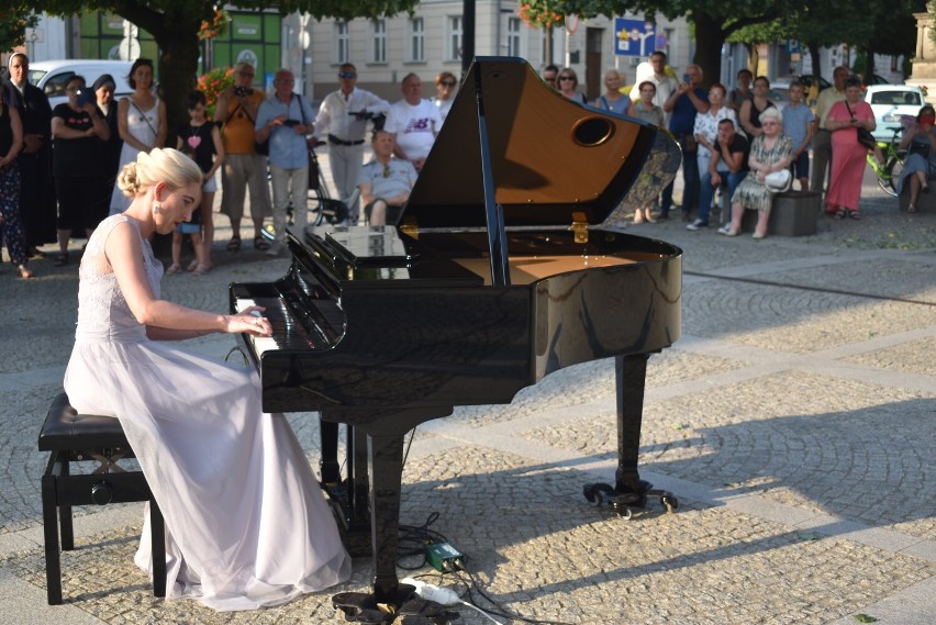 Performance Marii Rutkowskiej na pleszewskim rynku