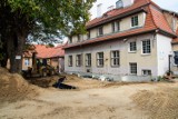Dobiega końca kolejny etap remontu budynku trzebnickiego liceum. Trwa izolowanie ścian fundamentowych [ZDJĘCIA]