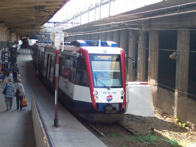 Zespół trakcyjny EN95 na stacji Warszawa Śródmieście WKD
