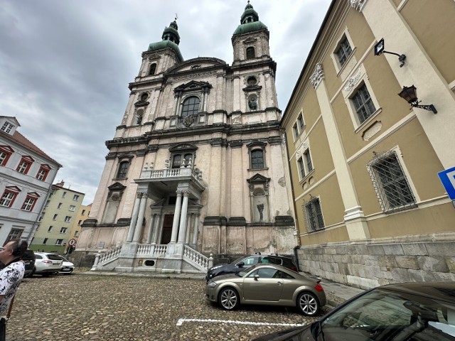 Barokowy kościół jezuitów od dawna czekał długo musiał czekać na pieniądze. Perełka XVII-wiecznej architektury przejdzie gruntowny remont.
