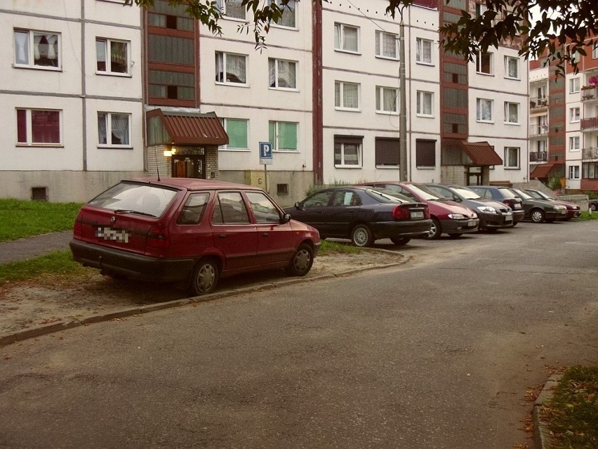 Parkują na trawie. Nowe parkingi na os. Powstańców w Rudzie Śląskiej - Orzegowie potrzebne od zaraz