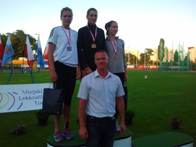 Agnieszka Borowska na najwyższym podium mistrzostw Polski w Toruniu, z przodu trener Adam Szpalerski