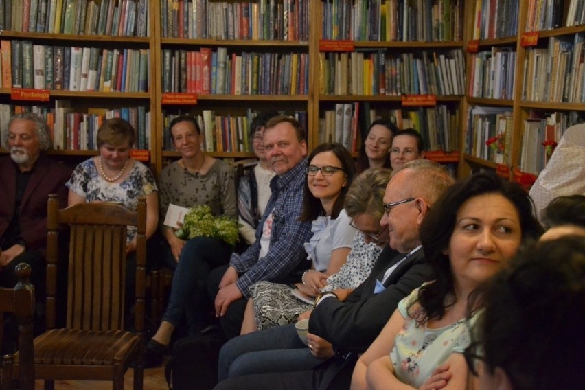 Podczas ostatniego spotkania Lipnowskiej Grupy Literackiej promowano aż dwa tomiki poetyckie [zdjęcia]