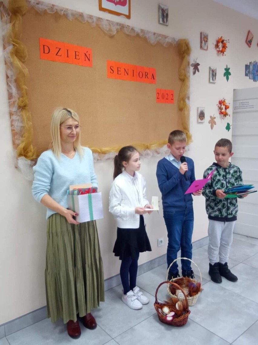 Uczniowie Szkoły Podstawowej w Skroniowie odwiedzili podopiecznych Domu Seniora+ w Jędrzejowie. Zobaczcie zdjęcia