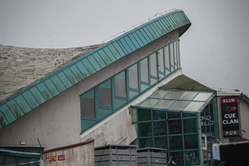 Dach Hali Milenium w Kołobrzegu czeka na remont. A mewy skubią go dalej