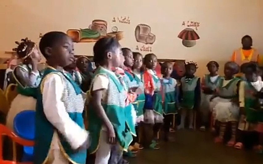 Występ dzieci z Afryki dla dzieci w Szczawnie-Zdroju