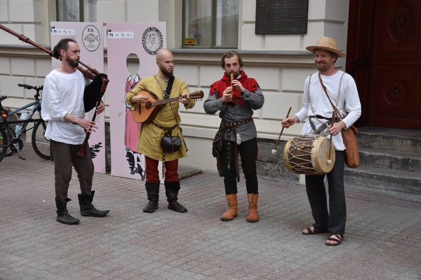 Muzyczno-bitewne atrakcje na drugim dniu jarmarku średniowiecznego