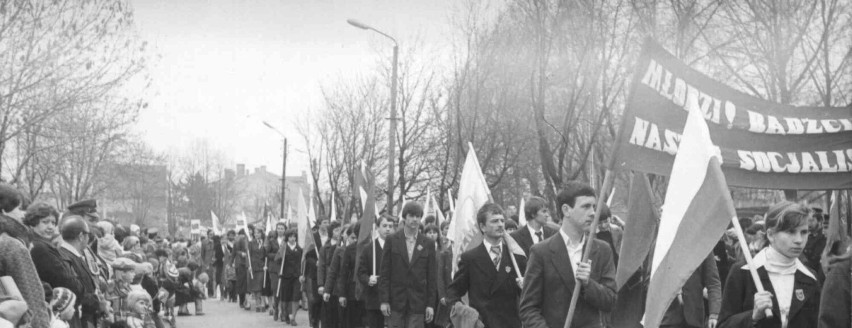 1 maja w czasach PRL.Tak wyglądały pochody w Nowym Dworze Gdańskim/ARCHIWALNE ZDJĘCIA 