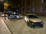 Policyjny pościg ulicami Warszawy. Obcokrajowiec bez prawa jazdy uciekał przed służbami pod prąd i niszcząc inne auta