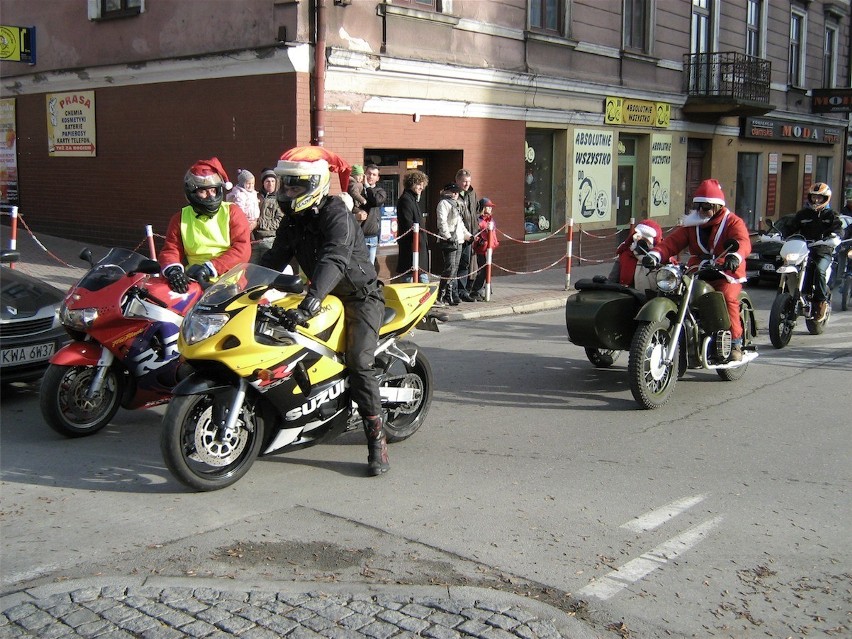 Wadowice: Motomikołaje 2011. Stu Mikołajów na motorach odwiedziło papieskie miasto [ZDJĘCIA]