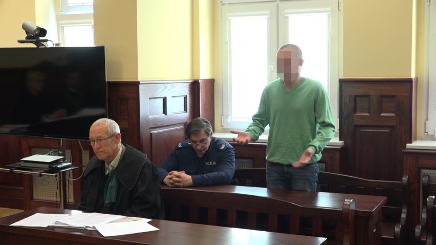 Napadł z siekierą na pocztę w Mostach. Prokurator żąda 25 lat więzienia dla Adriana R. ZDJĘCIA