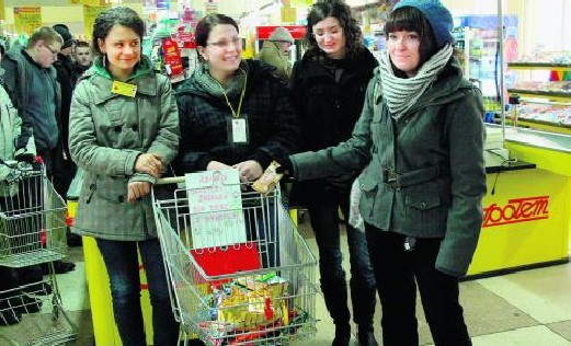 Słodycze dla polskich dzieci mieszkających na Białorusi zbierały m.in. uczennice z II LO w Zawierciu